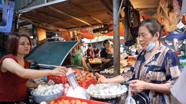 Người tiêu dùng vẫn còn tâm lý e ngại chuyển khoản có thể bị lộ lọt thông tin. (Ảnh Khiếu Minh)