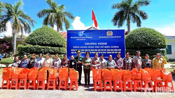 Ban tổ chức trao quà tặng hội viên phụ nữ và học bổng hỗ trợ các em học sinh có hoàn cảnh khó khăn trên địa bàn xã Lai Hòa (TP Cần Thơ).