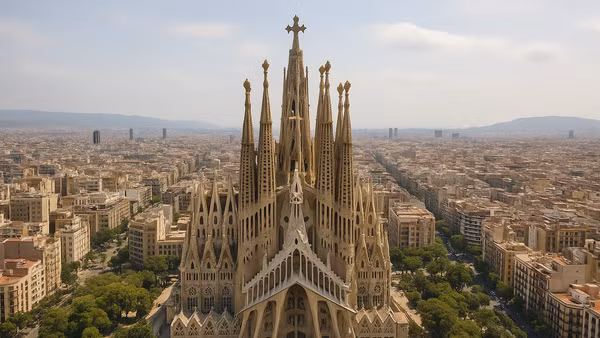Vương cung thánh đường La Sagrada Família khánh thành nhân 100 năm ngày mất của kiến trúc sư Antoni Gaudí.