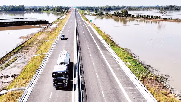 Cao tốc Cần Thơ - Cà Mau tạo trục kết nối từ vùng Đất Mũi đến trung tâm Đồng bằng sông Cửu Long. Ảnh: Tạ Quang