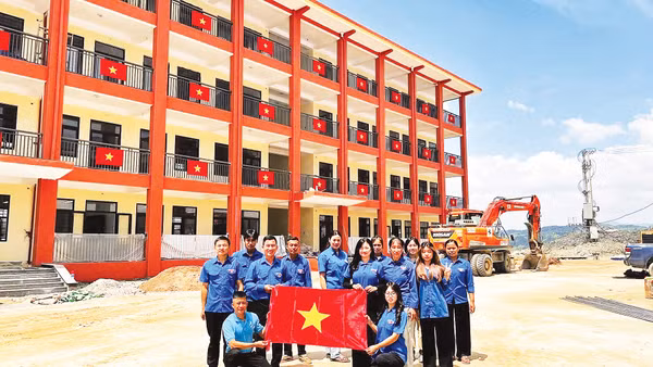 Đoàn viên thanh niên tham gia công tác dọn dẹp vệ sinh tại công trình Trường Phổ thông nội trú liên cấp Xín Mần. Ảnh: Tiến Văn