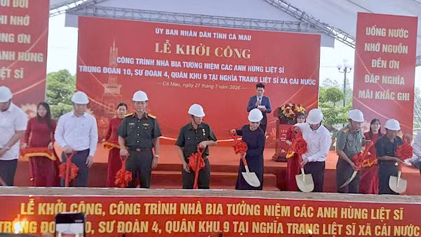 Các đại biểu thực hiện nghi thức khởi công Nhà Bia tưởng niệm các Anh hùng liệt sĩ Trung đoàn 10.
