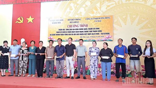 Đại diện chính quyền xã Đất Mũi và doanh nghiệp trao tặng quà cho gia đình chính sách, chiều 19/8. (Ảnh: ĐÌNH THẮNG)