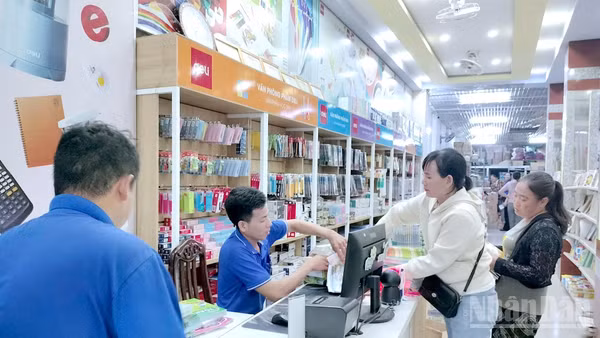 Không khí mua sắm trang thiết bị, dụng cụ học tập và sách giáo khoa khá nhộn nhịp tại các điểm bán lẻ sách tại vùng nội thị Cà Mau. (Ảnh: HỮU TÙNG)