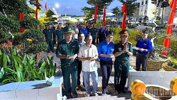 Các đơn vị trực thuộc Bộ đội Biên phòng Cà Mau thắp nến tri ân công lao to lớn của các Anh hùng liệt sĩ tại địa bàn biên giới.