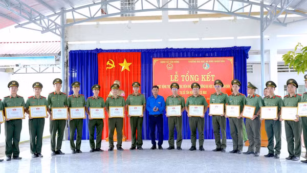 Đại diện Ban Chấp hành Tỉnh đoàn Cà Mau trao tặng giấy khen cho 6 tập thể, 12 cá nhân sinh viên có thành tích tiêu biểu trong chuyến thực tế "3 cùng". (Ảnh: HỮU ĐỆ)