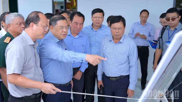 Phó Thủ tướng Thường trực Chính phủ Phạm Gia Túc khảo sát bình đồ tuyến kết nối cao tốc với Khu kinh tế Năm Căn của tỉnh Cà Mau. (Ảnh: HỮU TÙNG)