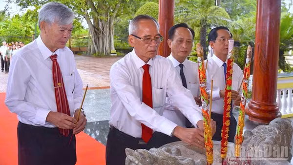 Lãnh đạo tỉnh Cà Mau thắp hương tại Nghĩa trang Liệt sĩ tỉnh tại xã Hòa Bình. 
