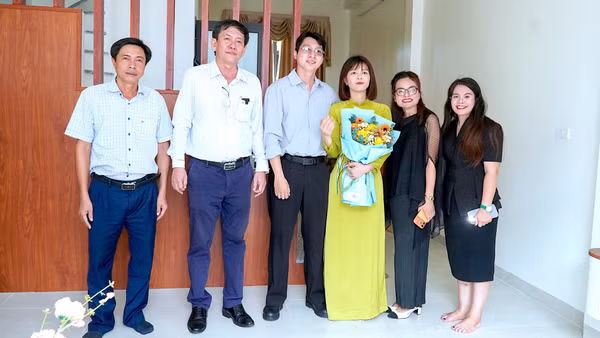 Giám đốc Sở Xây dựng tỉnh Cà Mau Dư Minh Hùng (thứ 2 từ trái sang) tham quan nhà mới của một hộ dân nhận nhà trong dịp bàn giao. (Ảnh: HOÀN THÀNH)