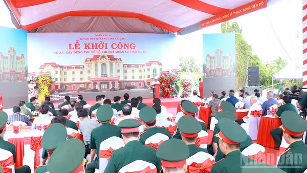 Quang cảnh Lễ khởi công xây dựng trụ sở Bộ Chỉ huy quân sự tỉnh Cà Mau, chiều 27/8. (Ảnh: HỮU TÙNG)