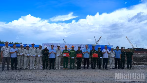 Lãnh đạo Tỉnh ủy và Ủy ban nhân dân tỉnh Cà Mau tặng quà động viên lực lượng thi công tại chuyến kiểm tra.