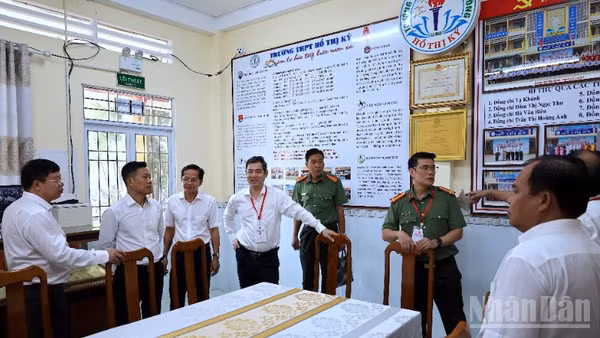 Thứ trưởng Giáo dục và Đào tạo Lê Quân (thứ 2 từ trái qua) kiểm tra công tác chuẩn bị cho kỳ thi tốt nghiệp trung học phổ thông năm 2026 tại Cà Mau. 