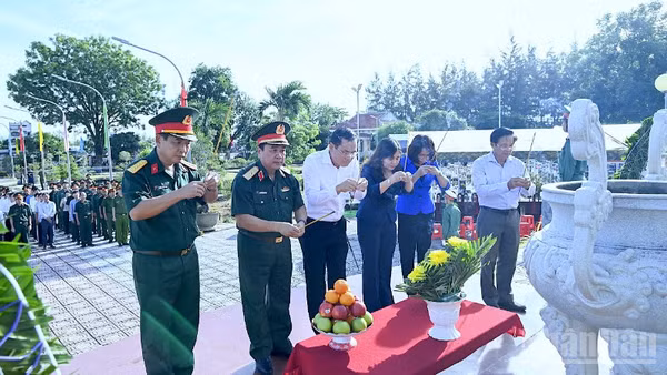 Ban Chỉ đạo 515 Cà Mau thắp hương tại Nghĩa trang Liệt sĩ xã Trần Văn Thời trước khi thực hiện các bước xác định danh tính các liệt sĩ còn thiếu thông tin.