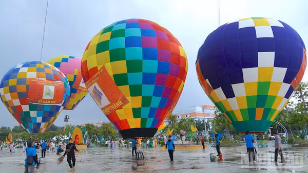 Hoạt động trình diễn khinh khí cầu tại Quảng trường Hùng Vương (phường Bạc Liêu, tỉnh Cà Mau) trong khuôn khổ Lễ hội Khinh khí cầu và Ngày hội Văn hóa di sản năm 2026. (Ảnh: HỮU TÙNG)