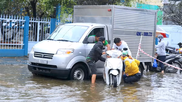Đường Nguyễn Trãi (phường An Xuyên, tỉnh Cà Mau) bị ngập do mưa lớn, triều cường. (Ảnh: HỮU TÙNG)