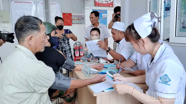Đông đảo người dân đến khám sàng lọc tại xã Hòa Bình, tỉnh Cà Mau vào sáng 15/9. (Ảnh: HỮU TÙNG)