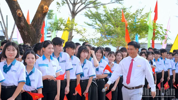 Không khí phấn khởi bước vào năm học mới của thầy và trò Trường trung học cơ sở-trung học phổ thông Tân Bằng. (Ảnh: HỮU TÙNG)