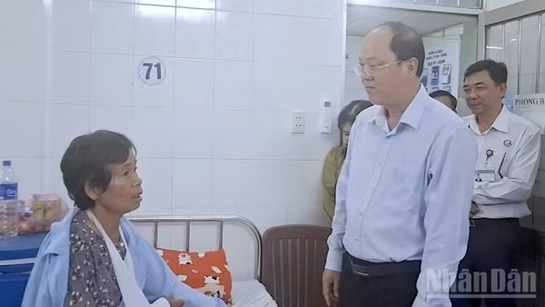 Đồng chí Nguyễn Hồ Hải, Ủy viên Trung ương Đảng, Bí thư Tỉnh ủy Cà Mau (thứ 2 từ trái qua) lắng nghe nguyện vọng của bà Nguyễn Thị Bình đang điều trị tại bệnh viện.