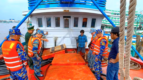Hải đội biên phòng 1 kiểm tra tàu cá phát hiện số lượng lớn dầu không hóa đơn chứng từ hợp pháp. (Ảnh: HOÀNG TÁ).