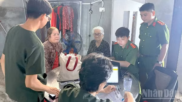 Cán bộ Phòng Cảnh sát quản lý hành chính về trật tự xã hội Công an tỉnh Cà Mau đến tận nhà thu thập thông tin thân nhân liệt sĩ.