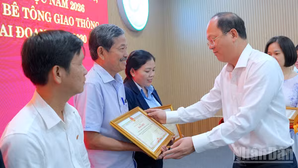 Đồng chí Nguyễn Hồ Hải, Ủy viên Trung ương Đảng, Bí thư Tỉnh ủy Cà Mau (bìa phải) tặng Bằng khen của Chủ tịch tỉnh cho các tập thể, cá nhân có thành tích xuất sắc trong công tác hỗ trợ xây dựng nhà. (Ảnh: HỮU TÙNG)