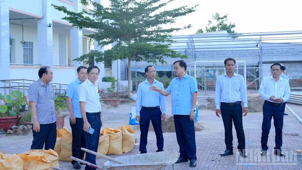 Phó Bí thư Thường trực Tỉnh ủy Cà Mau Huỳnh Quốc Việt (thứ 3 từ phải qua) kiểm tra tại Trường tiểu học Lương Thế Trân. (Ảnh: Hữu Tùng)