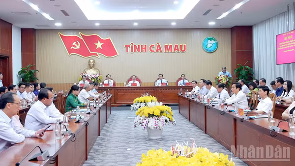 Các đồng chí lãnh đạo tỉnh Cà Mau và đại biểu dự hội nghị thành lập Đảng bộ Hội đồng nhân dân tỉnh và Đảng bộ Mặt trận Tổ quốc, các đoàn thể tỉnh trực thuộc Tỉnh ủy. (Ảnh: HỮU TÙNG)