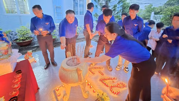 Hoạt động thắp nhang tri ân tại các nghĩa trang, bia ghi danh của Tuổi trẻ phường Lý Văn Lâm, tỉnh Cà Mau.