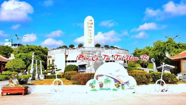Khu tưởng niệm cố nhạc sĩ Cao Văn Lầu, một trong những công trình biểu tượng trưng bày và lưu giữ về văn hóa phi vật thể tại Cà Mau.
