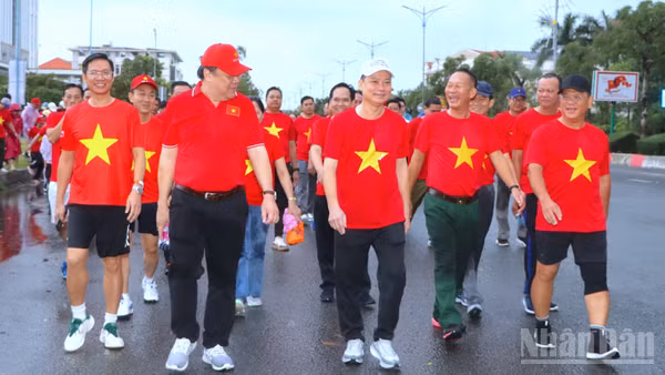Đông đảo đại biểu là lãnh đạo và cán bộ, công chức, nhân dân Cà Mau hưởng ứng đi bộ "Cùng Việt Nam tiến bước" năm 2025. (Ảnh: HỮU TÙNG)