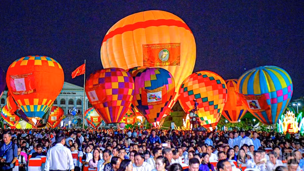 Quảng trường Hùng Vương (phường Bạc Liêu, tỉnh Cà Mau) thu hút đông đảo lượng khách trong dịp diễn ra lễ hội khinh khí cầu. (Ảnh: HỮU TÙNG)