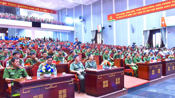 Các đại biểu dự khai mạc hội thi. (Ảnh: Hữu Đệ)