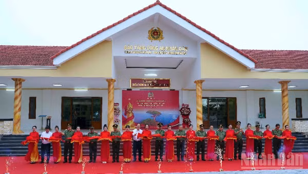 Lãnh đạo tỉnh Cà Mau và Bộ Công an thực hiện nghi thức khánh thành công trình nâng cấp Khu di tích lịch sử Hòn Đá Bạc.