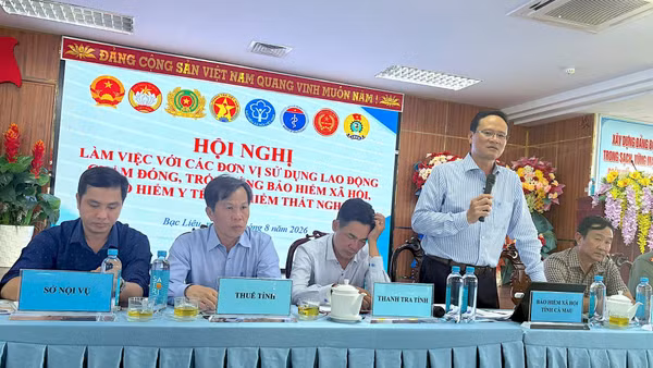 Phó Giám đốc Bảo hiểm xã hội tỉnh Cà Mau Lê Hùng Cường (đứng) phát biểu ý kiến tại hội nghị với các đơn vị sử dụng lao động. (Ảnh: NGUYỄN ĐẠT)
