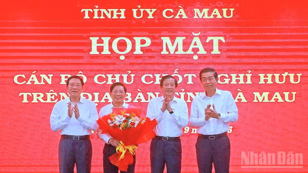 Đồng chí Bùi Văn Nghiêm, Phó Trưởng ban Nội chính Trung ương (thứ hai từ phải sang) cùng các đồng chí nguyên lãnh đạo Ban Nội chính Trung ương tặng hoa chúc mừng đồng chí Đặng Văn Dũng nhận nhiệm vụ mới tại tỉnh Cà Mau. (Ảnh: HỮU TÙNG)
