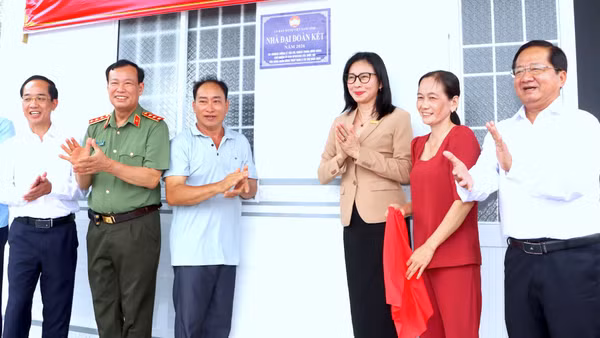 Thượng tướng Lê Tấn Tới (thứ 2 từ trái sang) cùng đại diện cấp ủy, chính quyền tỉnh Cà Mau thực hiện nghi thức kéo băng khánh thành nhà Đại đoàn kết tại hộ ông Nguyễn Phi Lâm, ngụ ấp Nhà Phấn, xã Lương Thế Trân. (Ảnh: Bích Ngân)