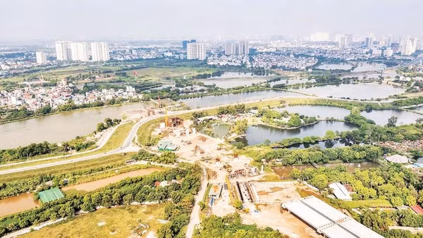 Đường vành đai 3,5 kết nối với cầu Ngọc Hồi đang được khẩn trương thi công (Ảnh THÀNH ĐẠT)
