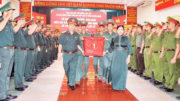 Tỉnh Quảng Ngãi bàn giao mẫu sinh phẩm hài cốt liệt sĩ cho Viện Pháp y Quân đội phục vụ giám định ADN (Ảnh HIỂN CỪ)