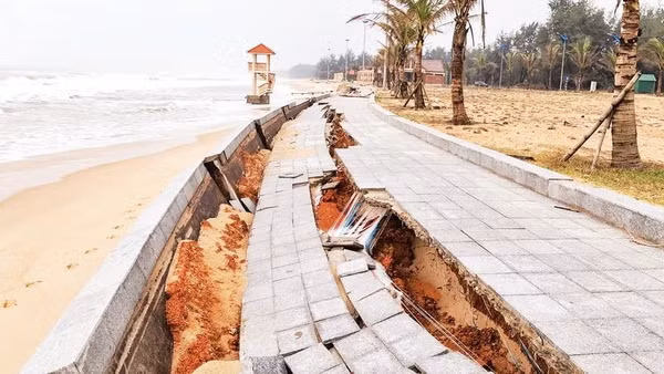 Sau các đợt mưa bão, sóng biển xâm thực làm sạt lở nhiều tuyến bờ kè ven biển Quảng Trị.
