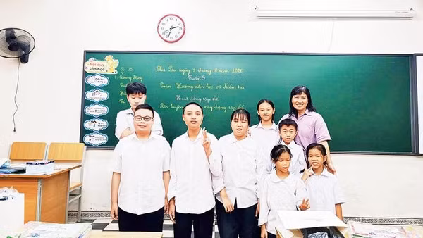 Cô giáo Trịnh Thị Hằng và các em học sinh Trung tâm Giáo dục nghề nghiệp-Giáo dục thường xuyên Nguyễn Văn Tố.