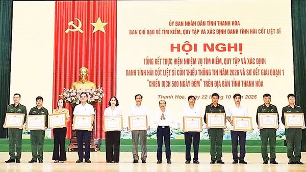 Tỉnh Thanh Hóa tặng Bằng khen cho các tập thể có thành tích xuất sắc trong tìm kiếm, quy tập, xác định danh tính liệt sĩ (Ảnh BỘ CHỈ HUY QUÂN SỰ TỈNH THANH HÓA)