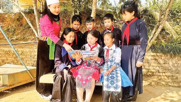 Vào thứ hai hằng tuần, học sinh và giáo viên các nhà trường trên địa bàn xã Nam Tuấn, tỉnh Cao Bằng sẽ mặc trang phục của dân tộc mình đến trường.