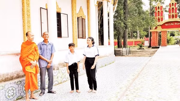 Ông Lâm Nửa (thứ 2, từ trái sang) người có uy tín trong đồng bào dân tộc tại sóc Bà Mai, ấp 10, xã Vĩnh Thuận Đông.