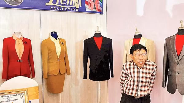 Gian hàng giới thiệu sản phẩm thời trang của ông Mai Đình Liêm, Giám đốc Công ty TNHH Thương mại và dịch vụ Hảo Phú Gia (thành phố Đà Nẵng).
