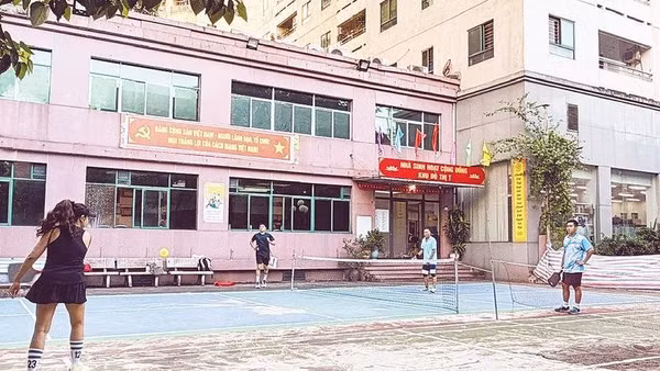 Nhà sinh hoạt cộng đồng và khu vực sân chơi tại khu đô thị Trung Hòa-Nhân Chính, phường Yên Hòa.