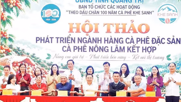 Đại diện các doanh nghiệp và nhà sản xuất ký biên bản ghi nhớ hợp tác (Ảnh HOÀNG HÙNG)