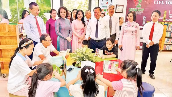 Không gian đọc sách thoáng mát, sạch sẽ tại Nhà văn hóa Tổ dân phố Xuân La 2 thu hút đông đảo độc giả nhiều lứa tuổi.