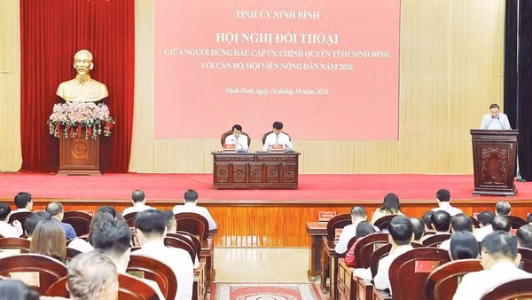 Hội nghị đối thoại giữa người đứng đầu cấp ủy, chính quyền tỉnh Ninh Bình với cán bộ, hội viên nông dân.