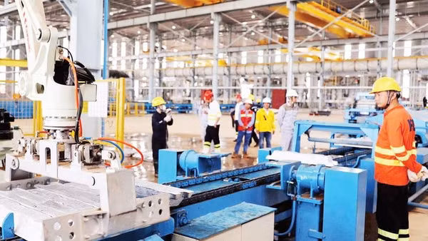 Sản phẩm nhôm thỏi đầu tiên tại Việt Nam chính thức được công bố tại Công ty trách nhiệm hữu hạn Luyện kim Trần Hồng Quân, xã Nhân Cơ, tỉnh Lâm Đồng.