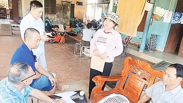 Người dân xã Trường Sơn phối hợp cung cấp thông tin về đất đai cho cán bộ tổ dân phố (Ảnh THANH HÒA)